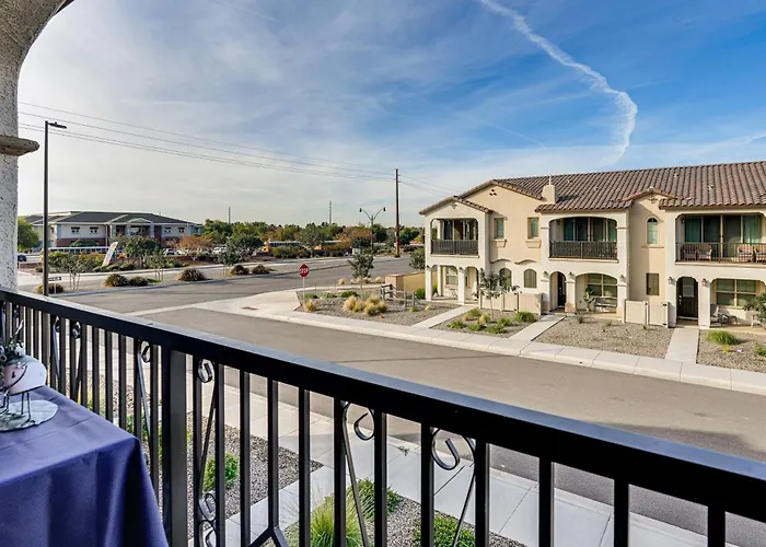 Dom wakacyjny Snowbird Escape W/ Pool, 7 Mi To Dtwn Gilbert!